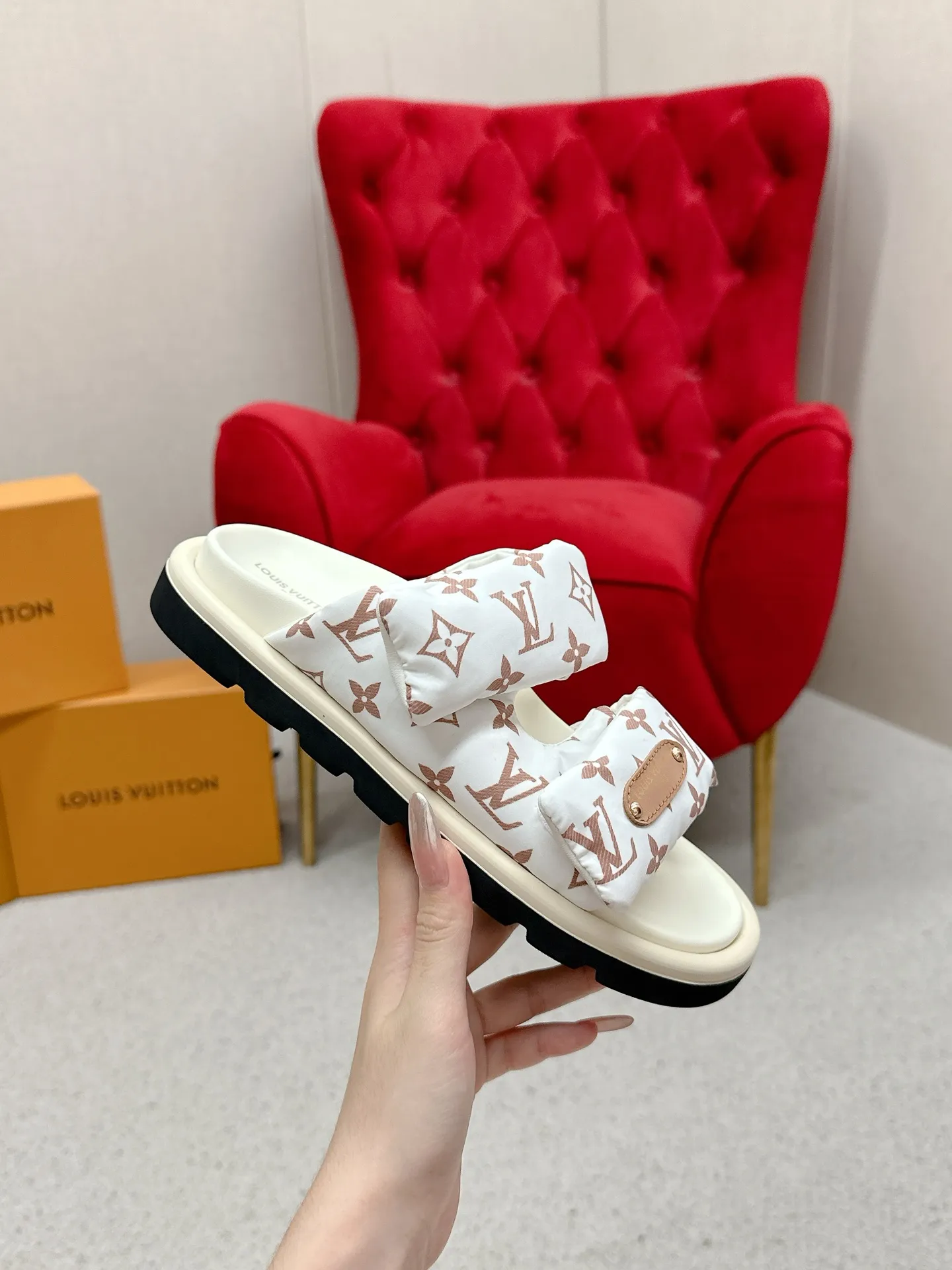 P340 yuan LV Louis Vuitton Full of high-end feel! A popular model among bloggers at home and abroad, it’s retro and fashionable, and looks stunning on your feet! Mainly recommended model on the official website★ ━━━━━ ЅᏇєєt ━━━━━ ▪️Upper: original calfskin ➕5D printing process ▪️Inner: imported mixed sheepskin ▪️Outsole: original molded foam outsole ▪️Size: Female 35-40 Men's 39-44 (women's 41 men's 45)